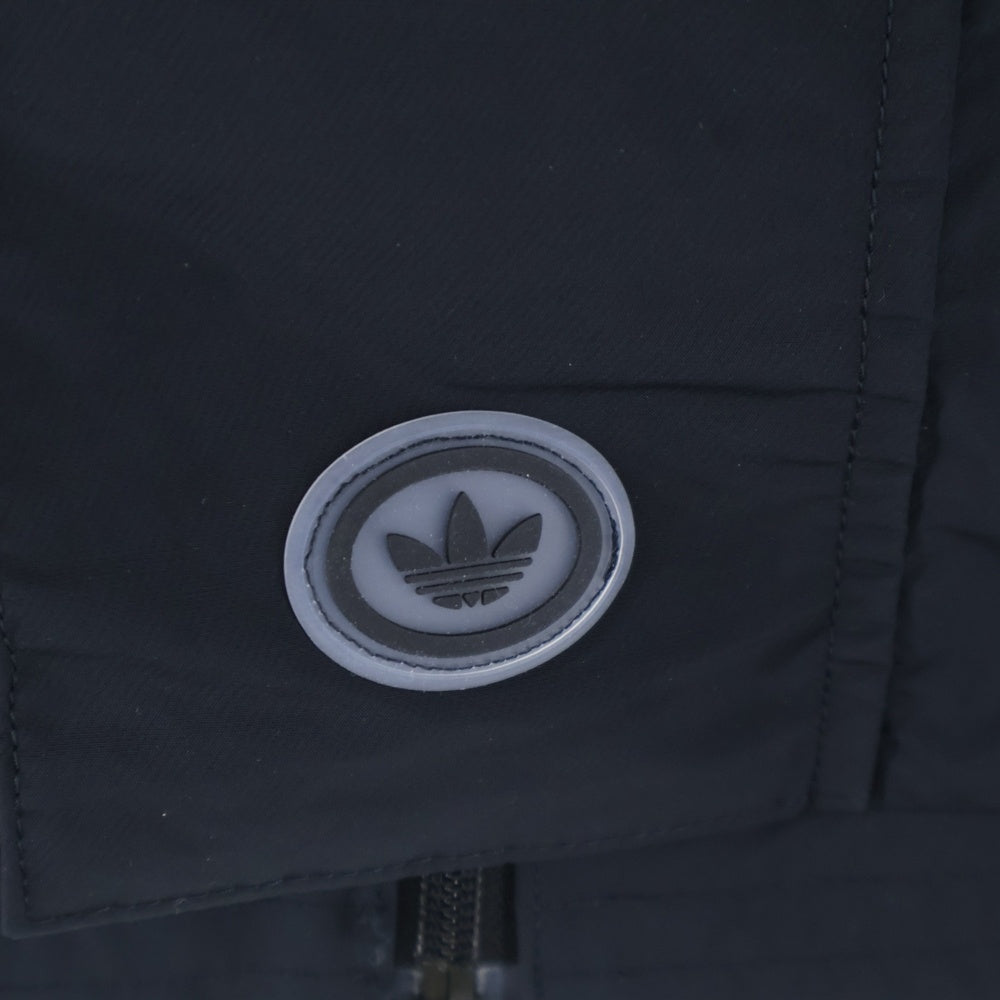 adidas(アディダス) ロゴパッチ付き サイドライン ジップアップ フーデッドマウンテンパーカー ブラック FM1371