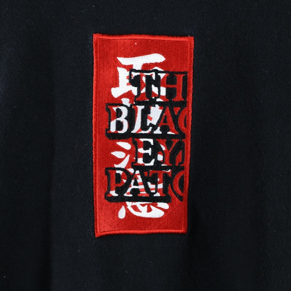 THE BLACK EYE PATCH(ブラックアイパッチ) 取扱注意 ロゴ エンブロイダリー クルーネック コットン スウェット トレーナー ブラック