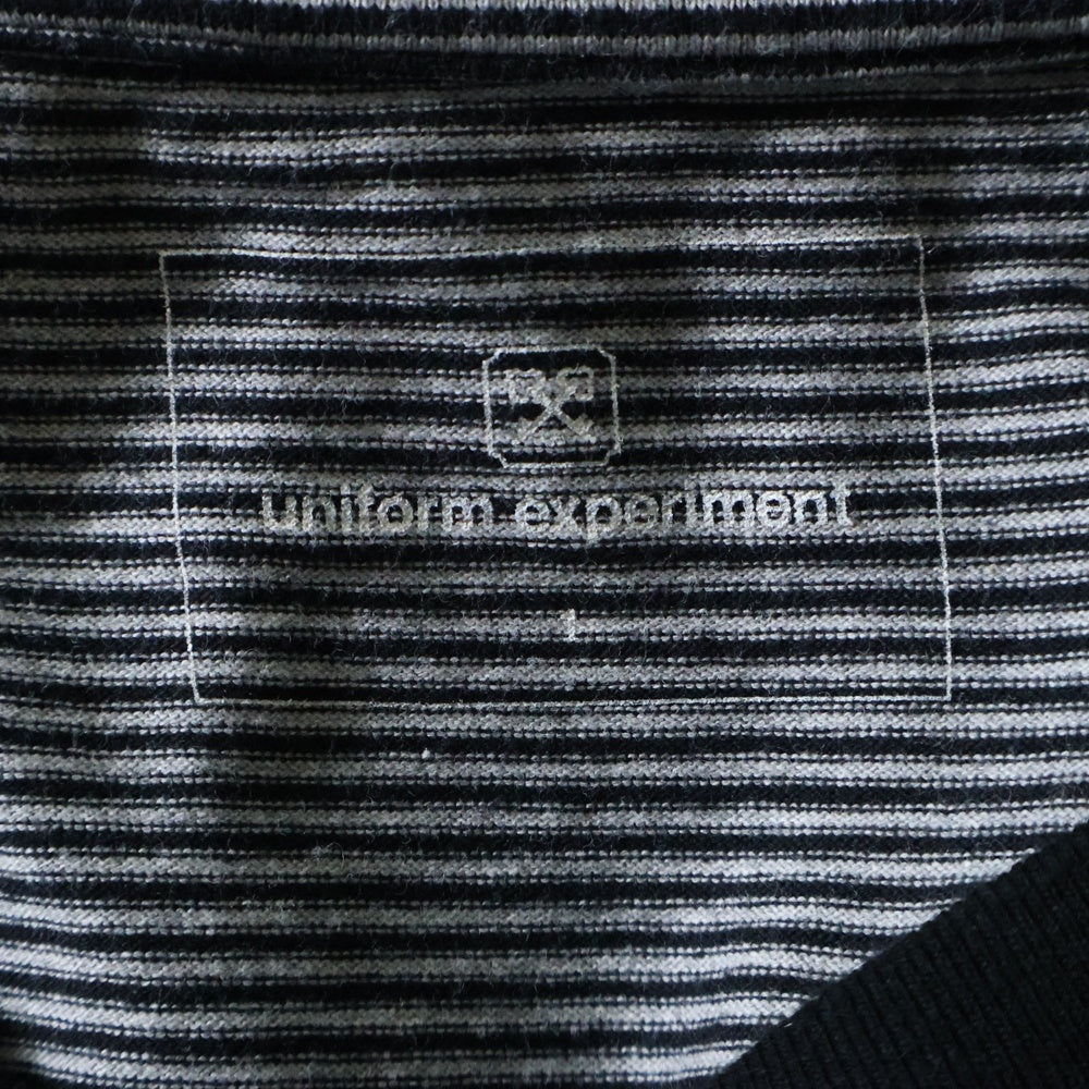 UNIFORM EXPERIMENT(ユニフォームエクスペリメント) 胸ロゴデザイン クルーネック カットソー ボーダー 半袖Tシャツ ブラック UE-210062