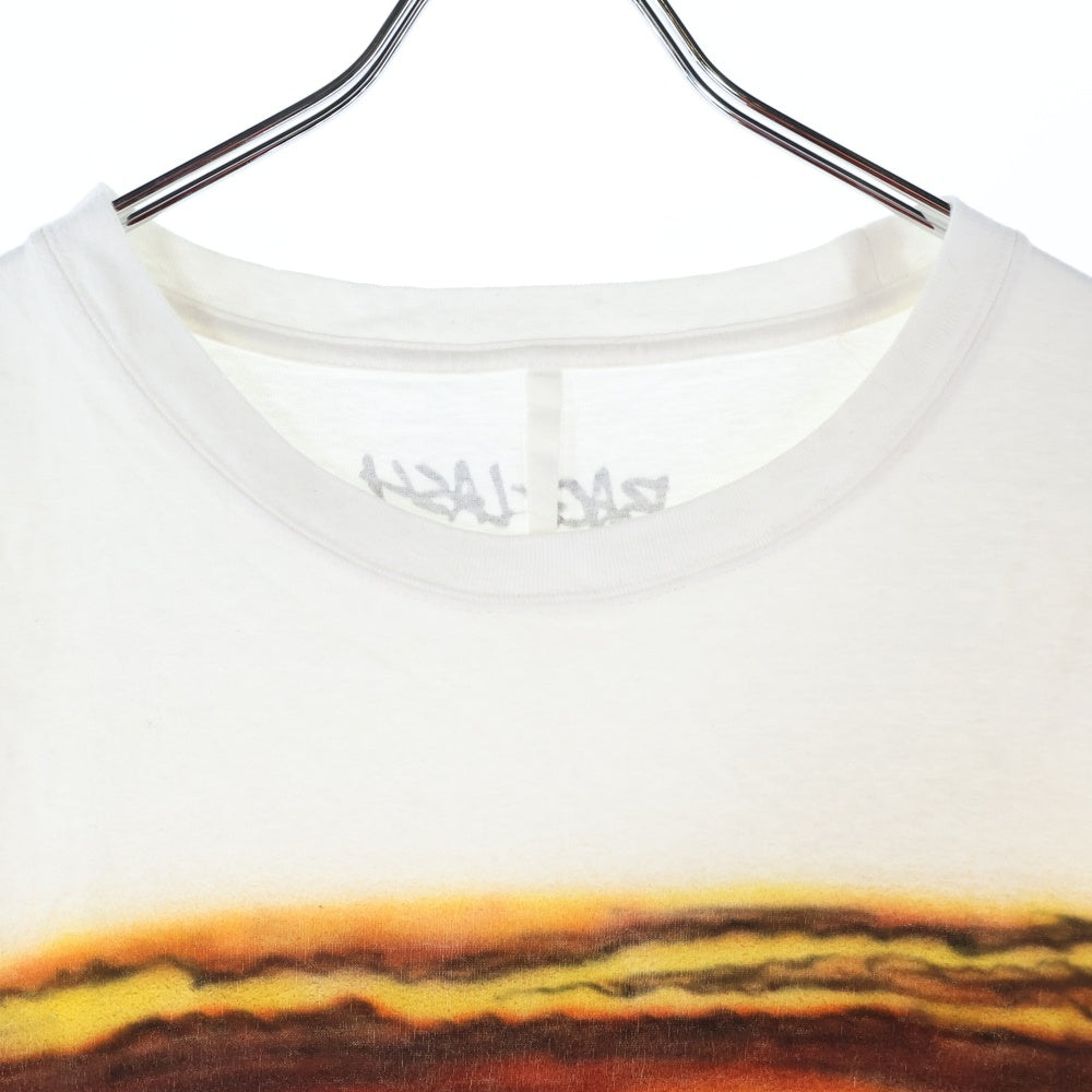 ISAMU KATAYAMA BACKLASH(イサムカタヤマバックラッシュ) Photo by commyu スプレープリント加工 クルーネック 半袖Tシャツ カットソー ホワイト 1946-01