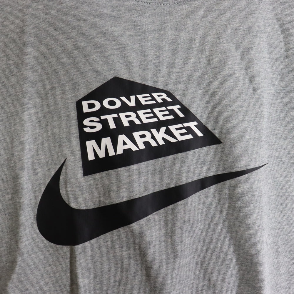 NIKE(ナイキ) ×DOVER STREET MARKET T-SHIRT ドーバーストリートマーケット ロゴプリント 半袖Tシャツ カットソー グレー IH3205-063