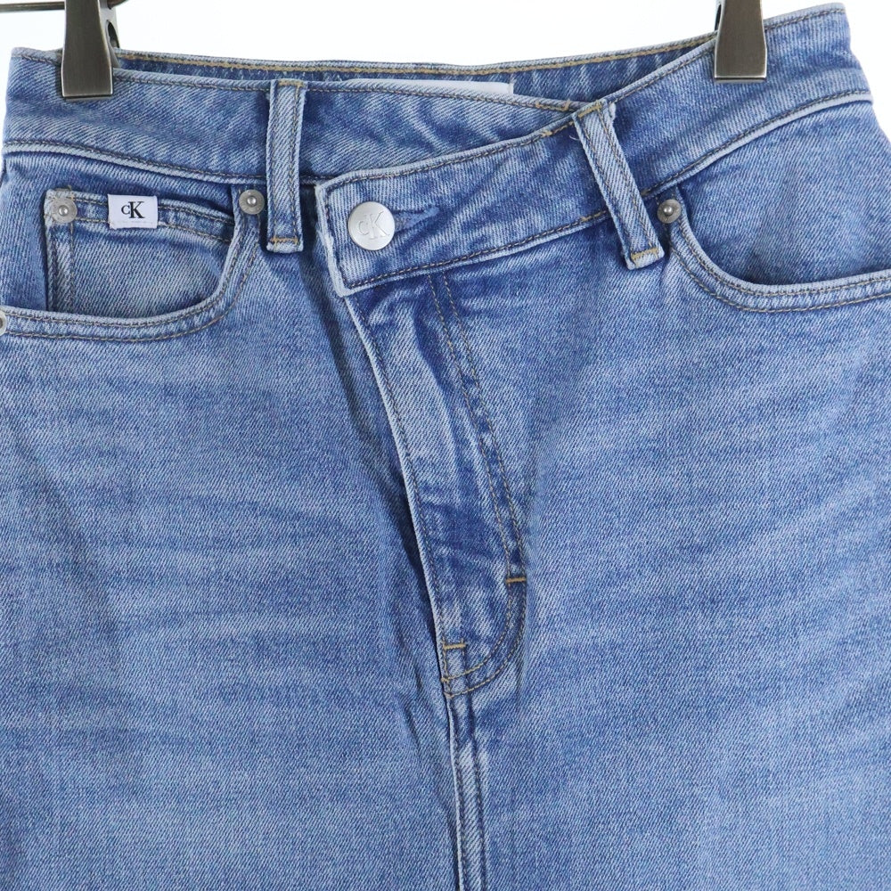 Calvin Klein Jeans(カルバンクラインジーンズ) カウレザーパッチ デニムロングスカート レディース インディゴ J221043