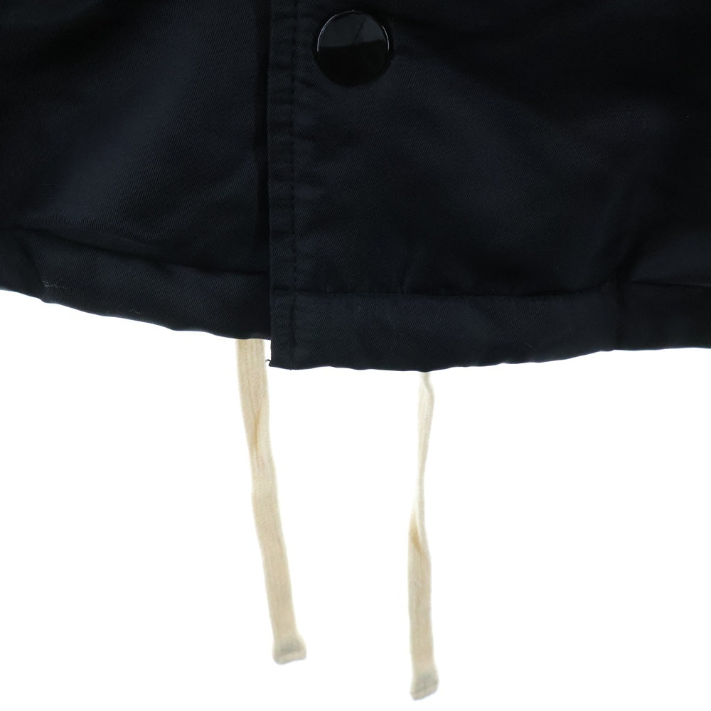 FEAR OF GOD ESSENTIALS(フィアオブゴッド エッセンシャルズ) バッグロゴプリント 裏起毛 ナイロンコーチジャケット ブラック
