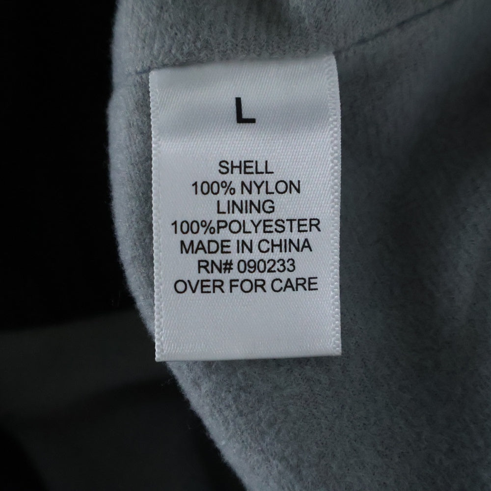 FEAR OF GOD ESSENTIALS(フィアオブゴッド エッセンシャルズ) バッグロゴプリント 裏起毛 ナイロンコーチジャケット ブラック