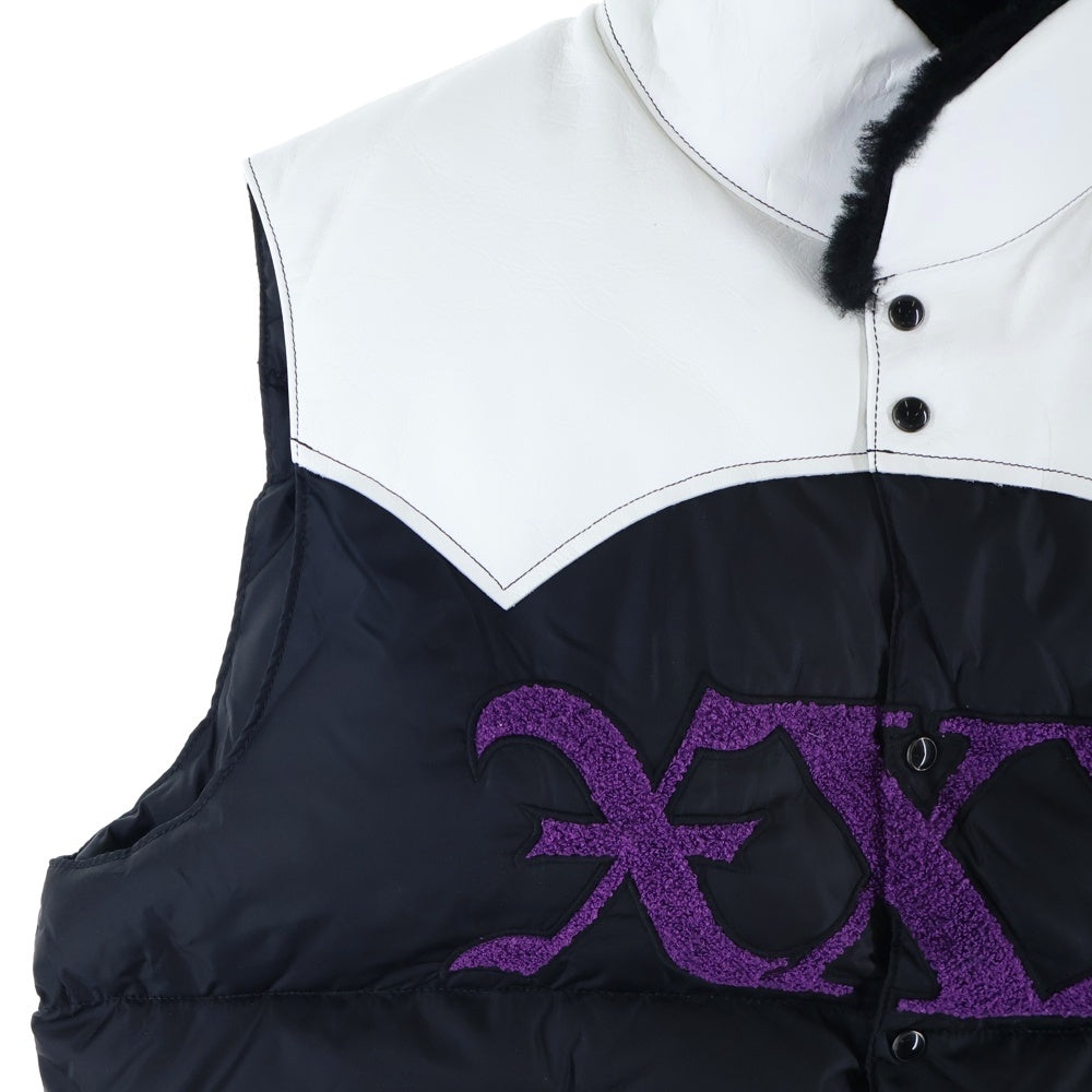 GOD SELECTION XXX(ゴッドセレクショントリプルエックス) ×ROCKY MOUNTAIN FEATHERBED ロッキー マウンテン フェザーベット レザー ナイロン切替 ロゴエンブロイダリー ダウンベスト ブラック/ホワイト 290-192-16