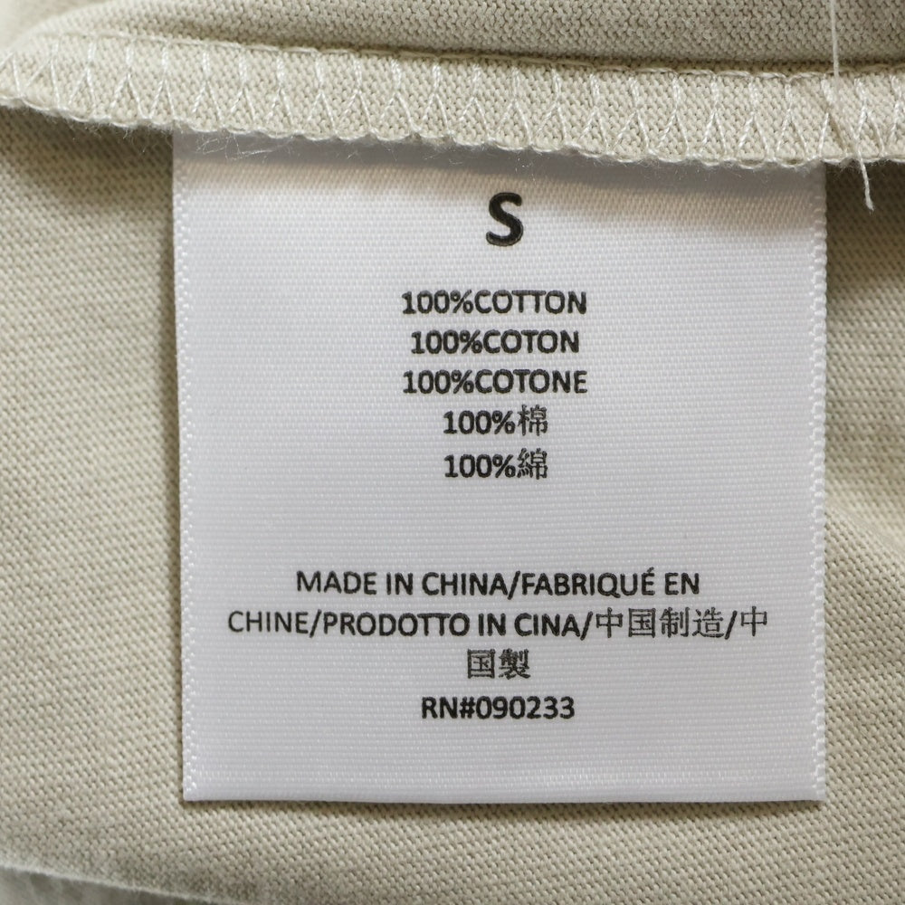 ESSENTIALS FEAR OF GOD(エッセンシャル フィアオブゴッド) Essentials Tee Wheat エッセンシャル ウィート ロゴプリント 半袖Tシャツ カットソー ベージュ 125BT212007F