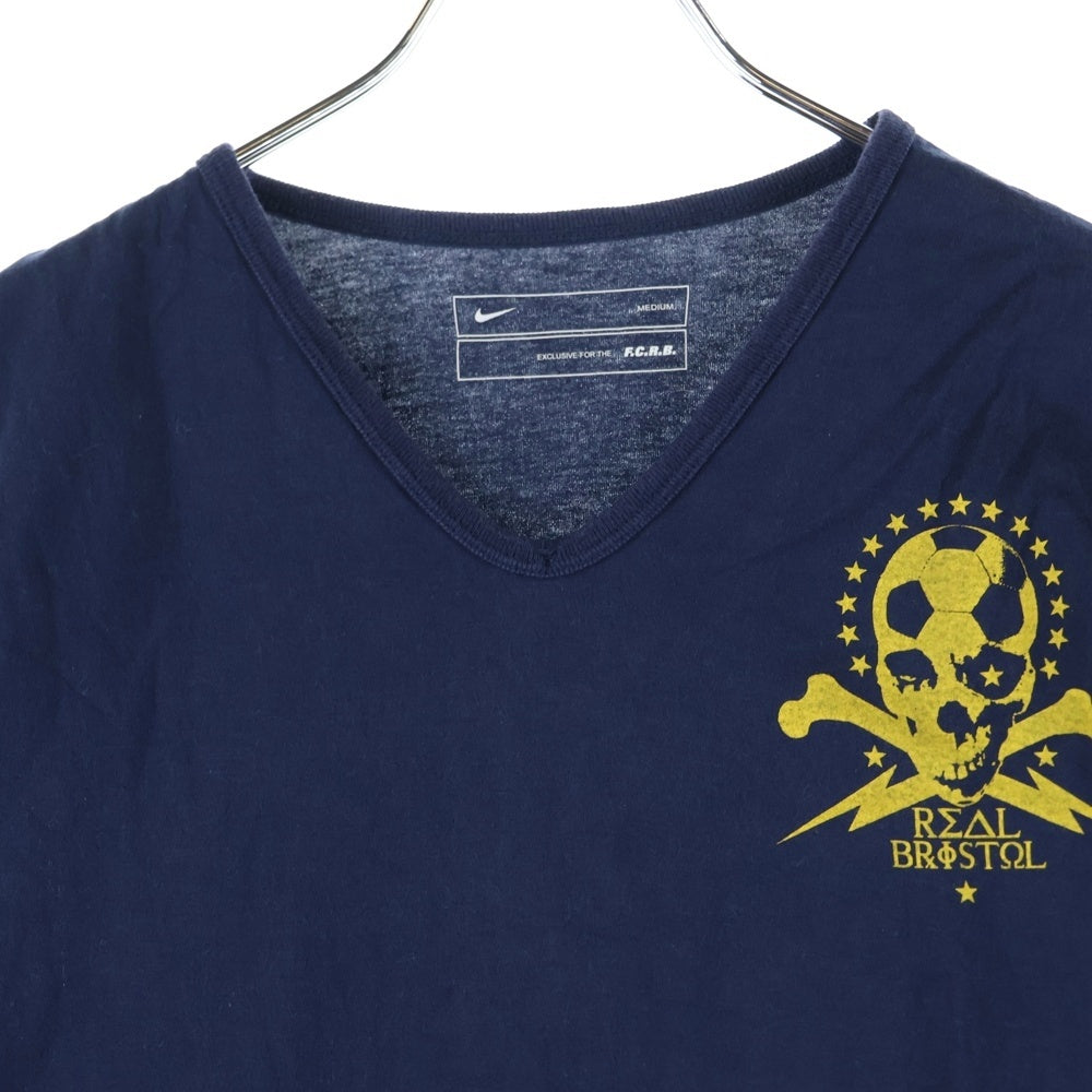F.C.R.B./F.C.Real Bristol/FCRB(エフシーアールビー/エフシーレアルブリストル) ×NIKE ナイキ 胸スカルロゴTシャツ 半袖Vネックカットソー ネイビー 319136