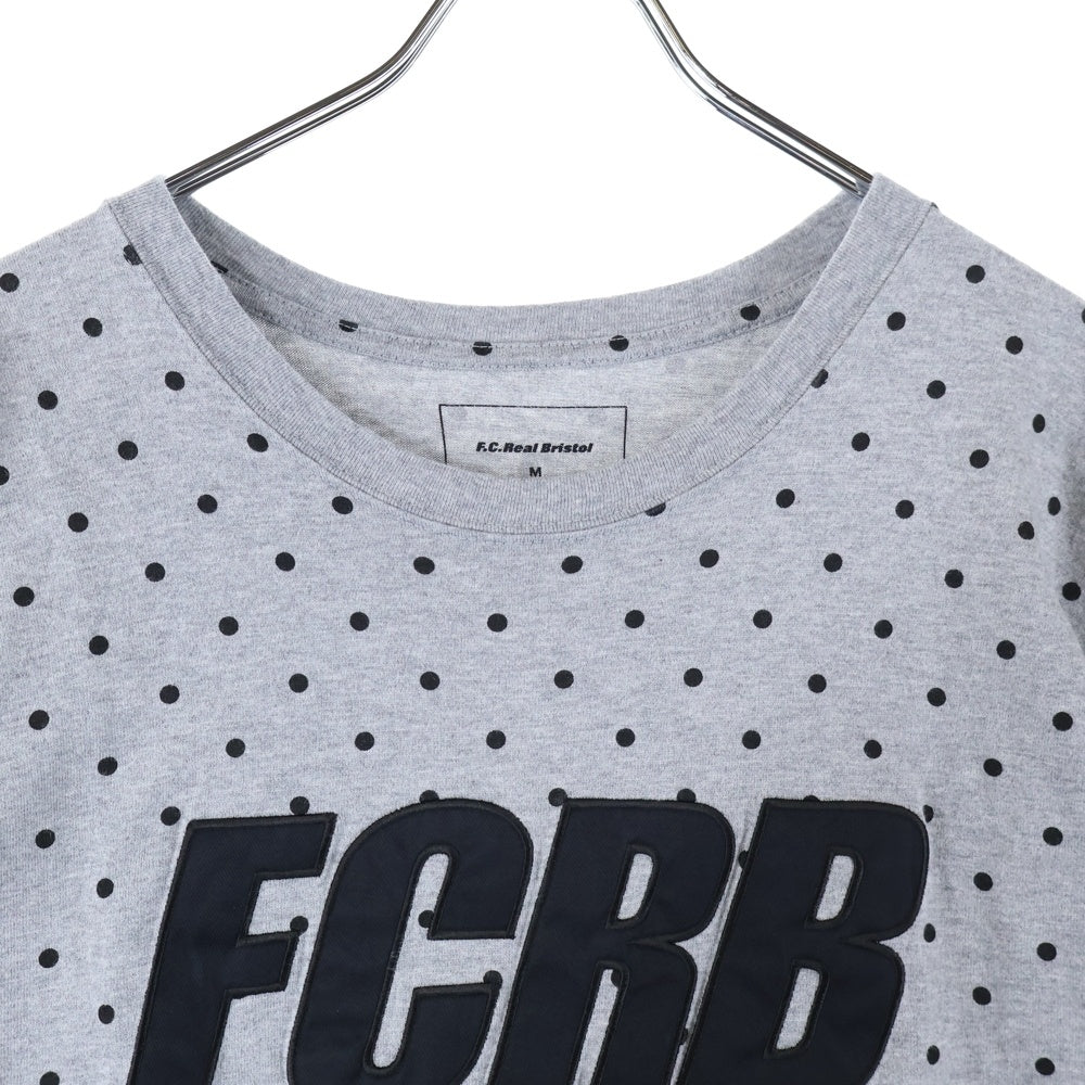 F.C.R.B./F.C.Real Bristol/FCRB(エフシーアールビー/エフシーレアルブリストル) ロゴワッペンデザイン ドット柄 クルーネックTシャツ 半袖カットソー グレー FCRB-156026