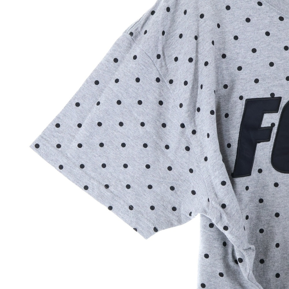 F.C.R.B./F.C.Real Bristol/FCRB(エフシーアールビー/エフシーレアルブリストル) ロゴワッペンデザイン ドット柄 クルーネックTシャツ 半袖カットソー グレー FCRB-156026