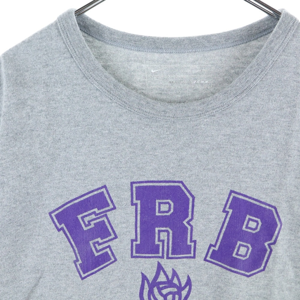 F.C.R.B./F.C.Real Bristol/FCRB(エフシーアールビー/エフシーレアルブリストル) ×NIKE ナイキ カレッジロゴプリント Tシャツ 半袖カットソー グレー 319130