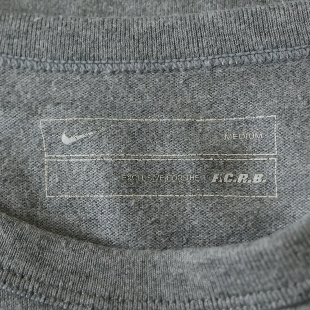 F.C.R.B./F.C.Real Bristol/FCRB(エフシーアールビー/エフシーレアルブリストル) ×NIKE ナイキ カレッジロゴプリント Tシャツ 半袖カットソー グレー 319130