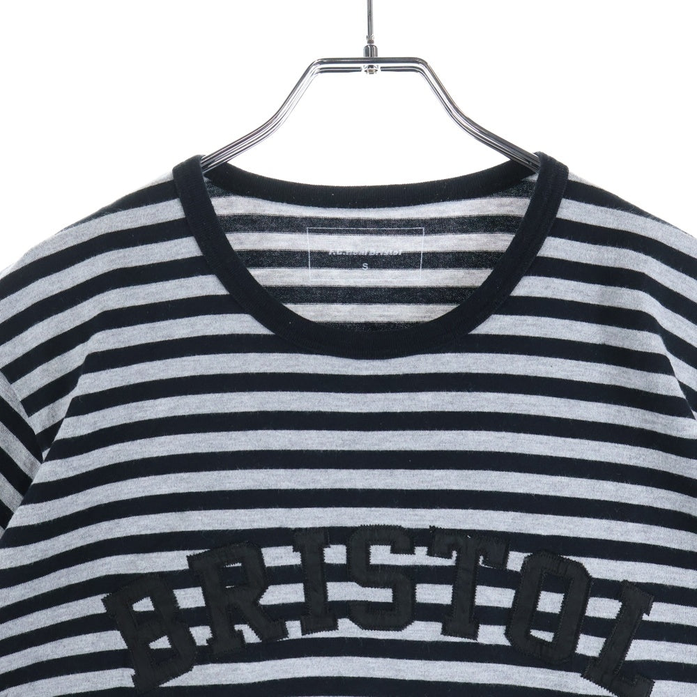 F.C.R.B./F.C.Real Bristol/FCRB(エフシーアールビー/エフシーレアルブリストル) ワッペンロゴデザイン ボーダー クルーネックカットソー 半袖Tシャツ グレー/ブラック FCRB-145007