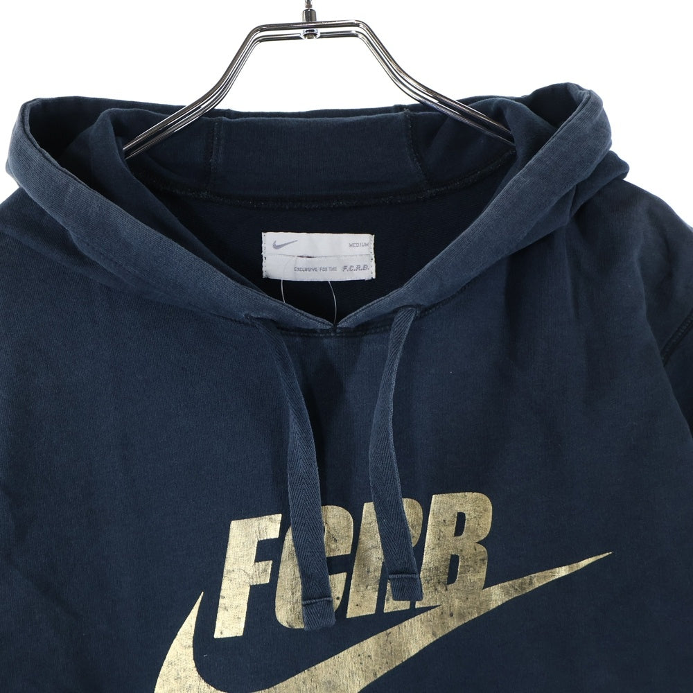 F.C.R.B./F.C.Real Bristol/FCRB(エフシーアールビー/エフシーレアルブリストル) ×NIKE ロゴデザイン プルオーバースウェットパーカー フーディ ネイビー/ゴールド 396346-011
