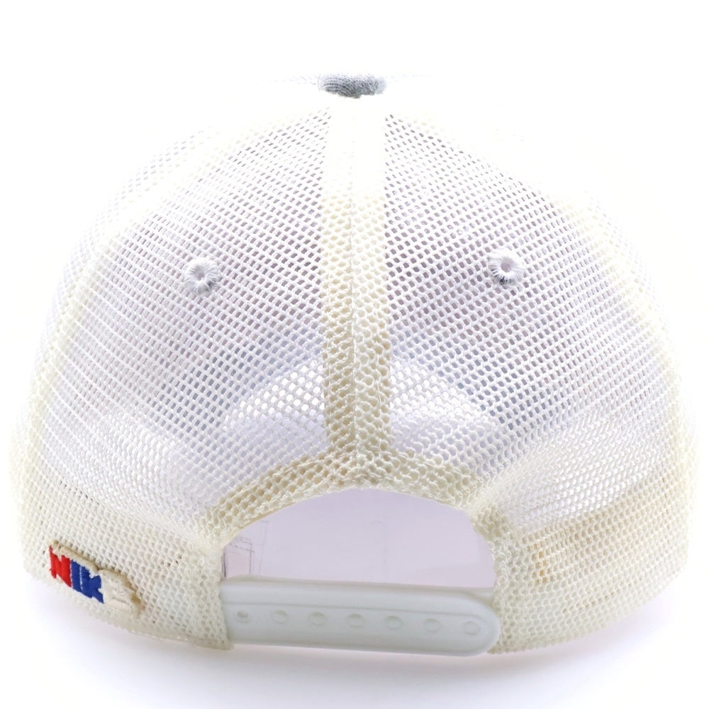 F.C.R.B./F.C.Real Bristol/FCRB(エフシーアールビー/エフシーレアルブリストル) ×NIKE ナイキ カレッジロゴプリント コットンメッシュキャップ 帽子 グレー/ホワイト 319036