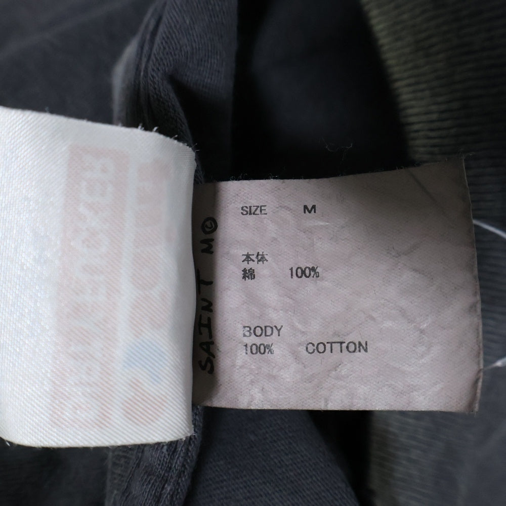 SAINT MICHAEL(セントマイケル) 25SS SS TEE SAINT ALPHA セントアルファ ヴィンテージ加工 フロントプリントTシャツ 半袖クルーネックカットソー グレー SM-HR1-0000-012