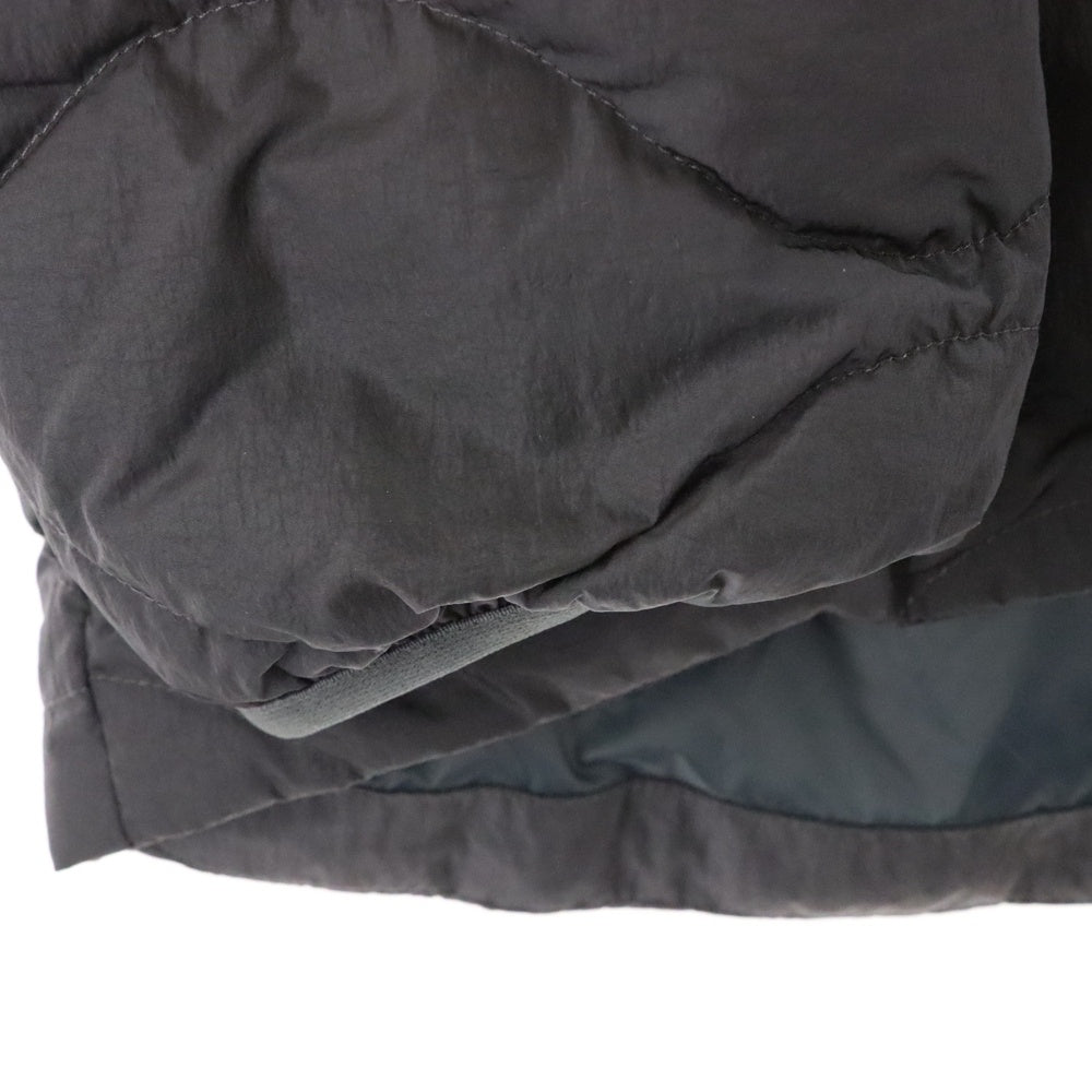 White Mountaineering(ホワイトマウンテニアリング) ×TAION QUILTED HANTEN タイオン キルテッド ハンテン ノーカラー ナイロンダウンジャケット チャコールグレー WM2273217