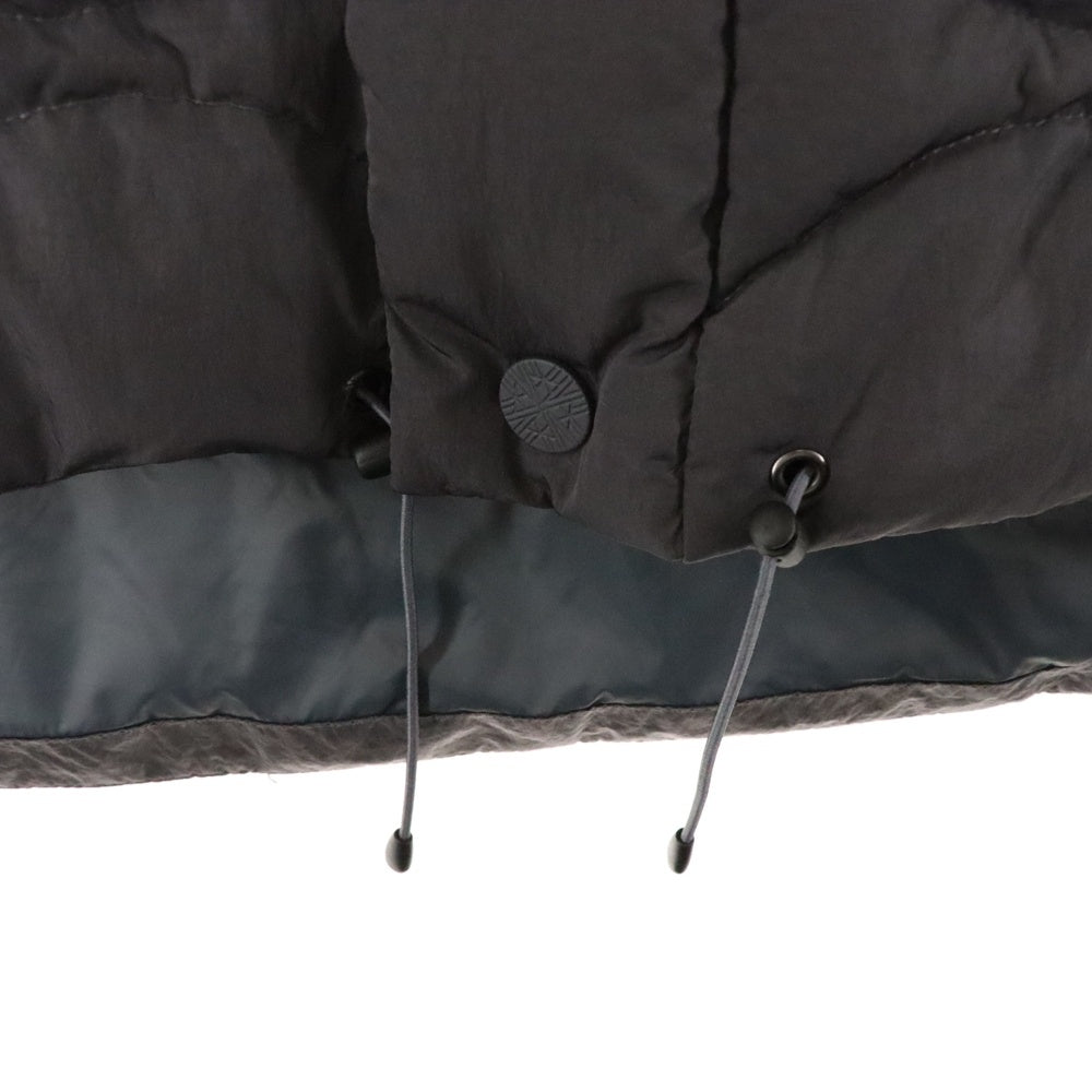 White Mountaineering(ホワイトマウンテニアリング) ×TAION QUILTED HANTEN タイオン キルテッド ハンテン ノーカラー ナイロンダウンジャケット チャコールグレー WM2273217