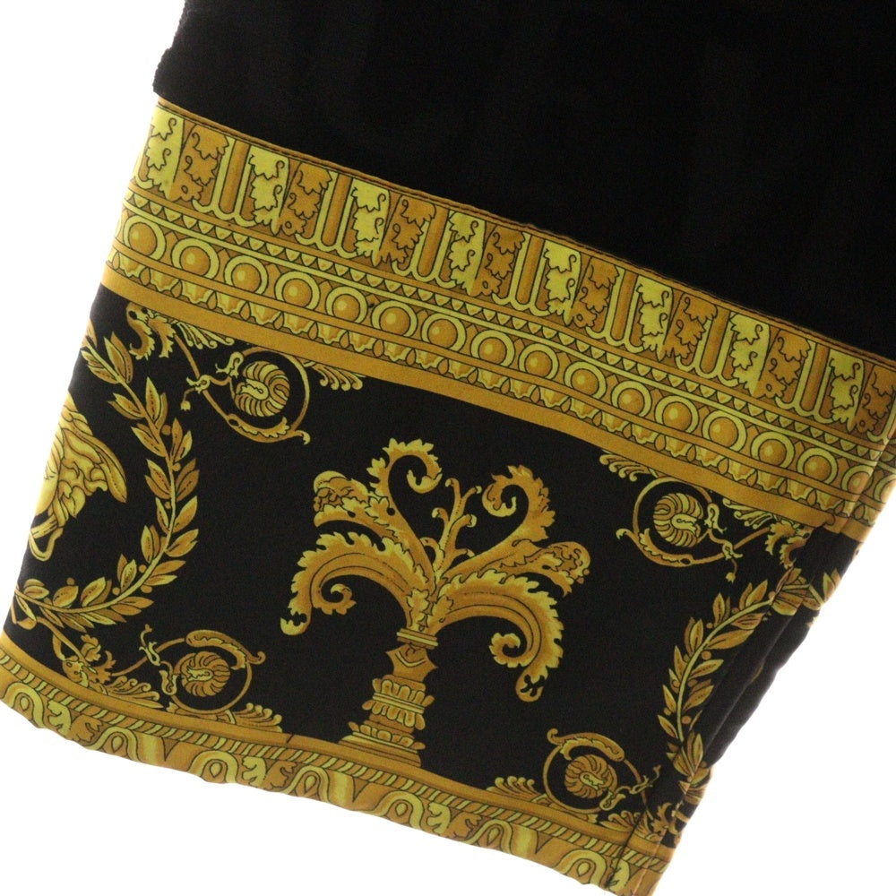 VERSACE(ヴェルサーチ) 袖メデューサ ロゴ総柄 バスローブ ガウン ブラック/イエロー ZACJ00008