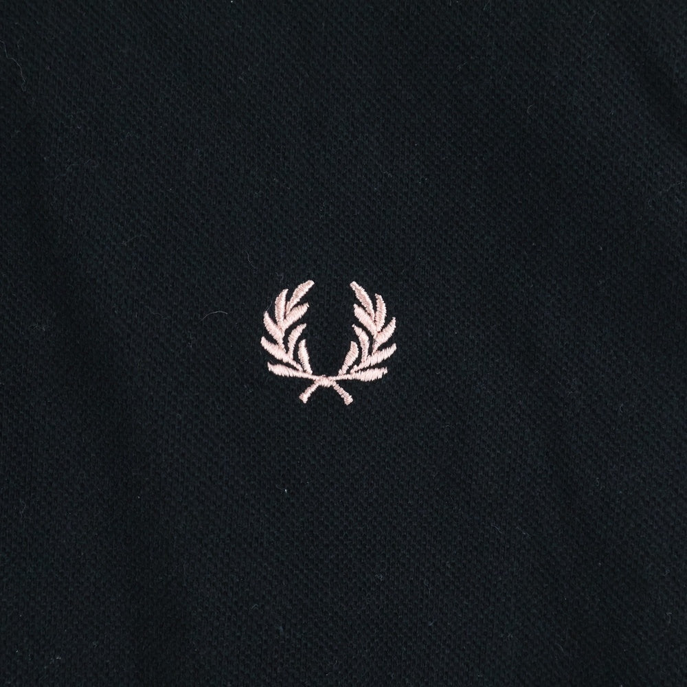 FRED PERRY(フレッドペリー) ロゴエンブロイダリー レギュラーカラー 半袖ポロシャツ ブラック/ピンク F1820
