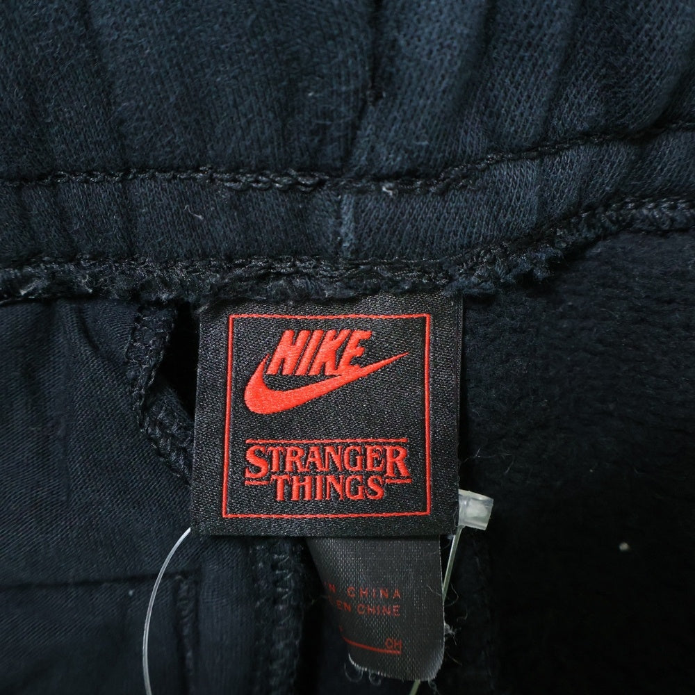 NIKE(ナイキ) ×STRANGER THINGS ストレンジャーシングス ロゴプリント スウェットパンツ ブラック CQ3656-010