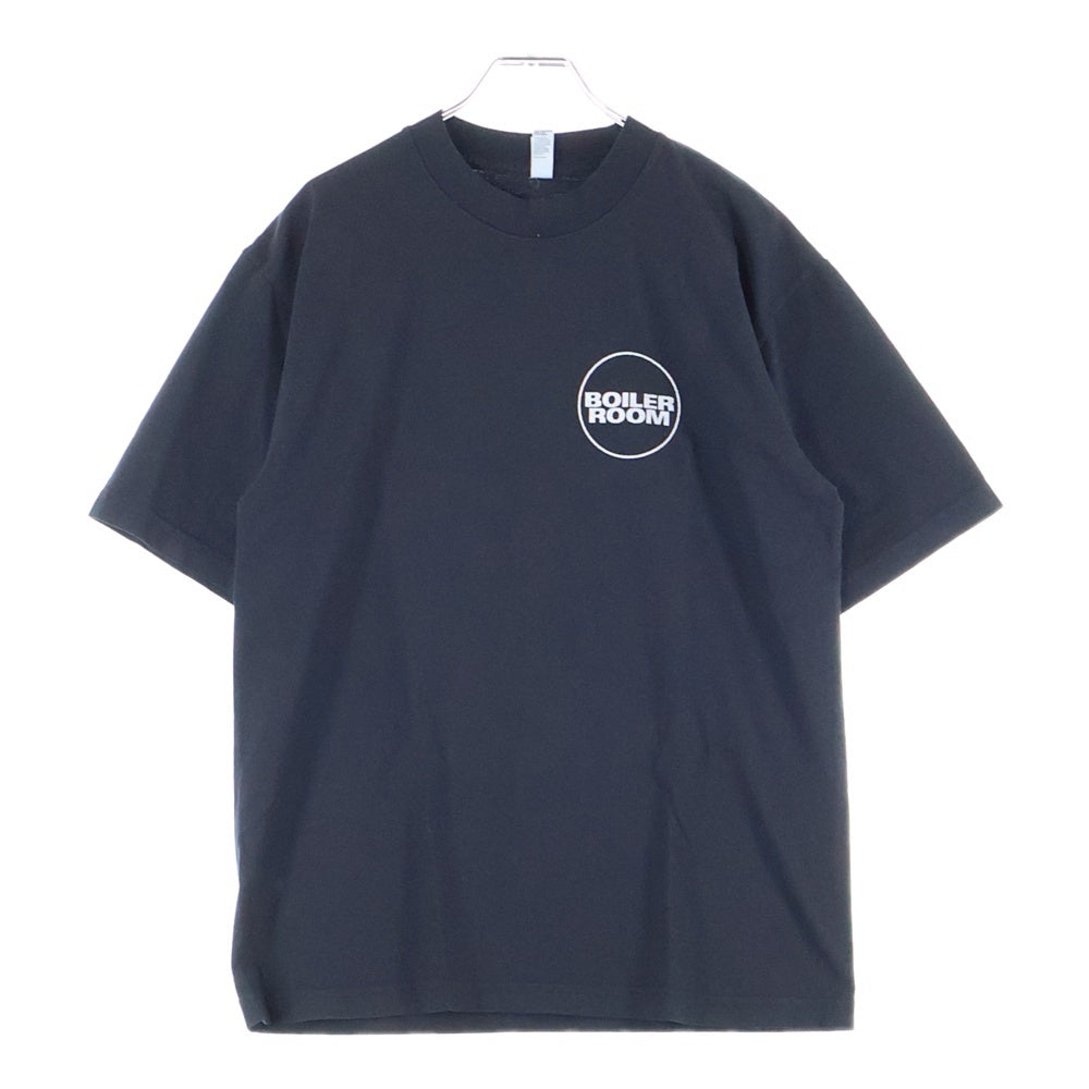 BOILER ROOM(ボイラールーム) BOILER ROOM ボイラールーム バックロゴ 半袖Tシャツ ブラック
