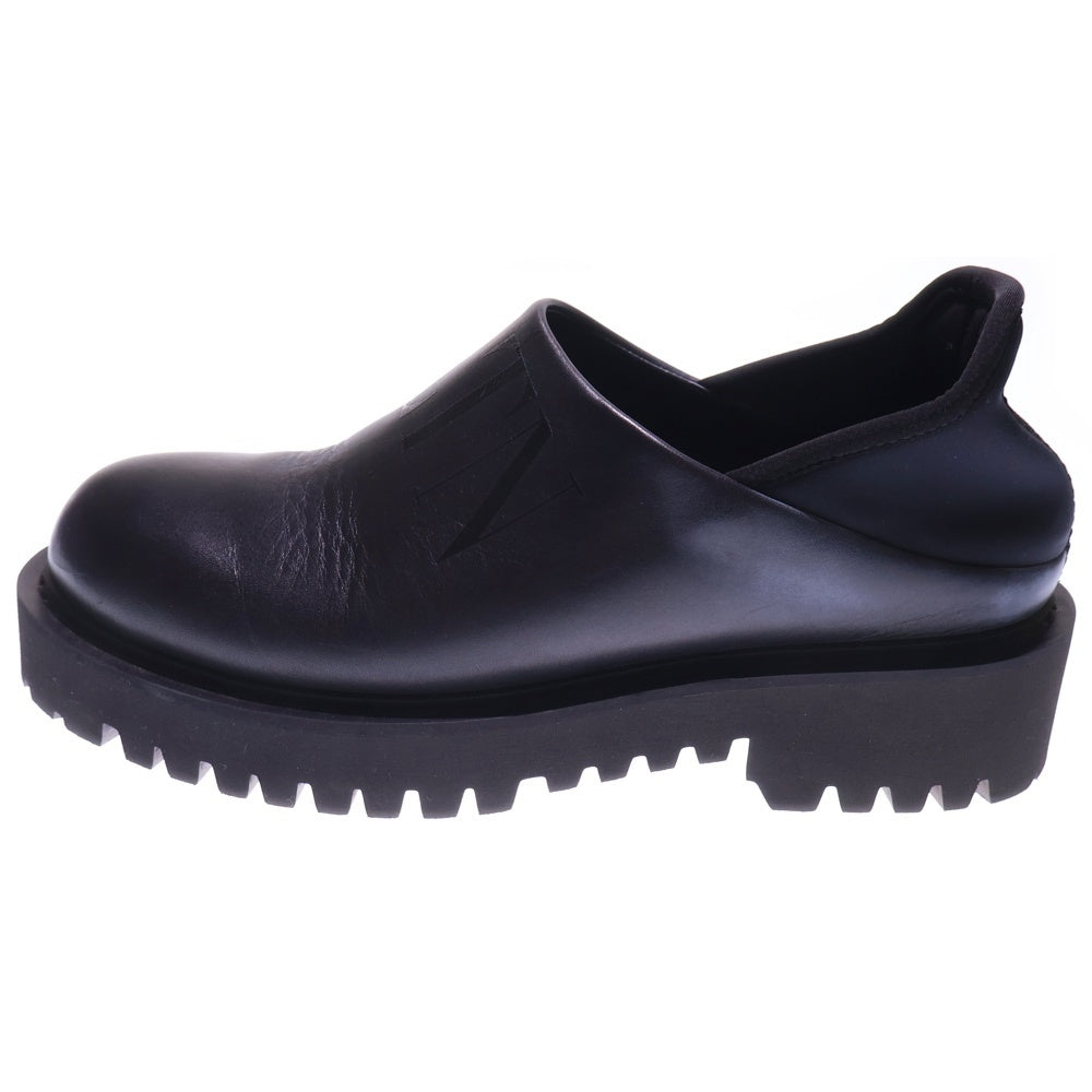 valentino garavan(ヴァレンティノガラヴァーニ) VLTNロゴ レザー スリッポン シューズ ブラック VY2S0E05