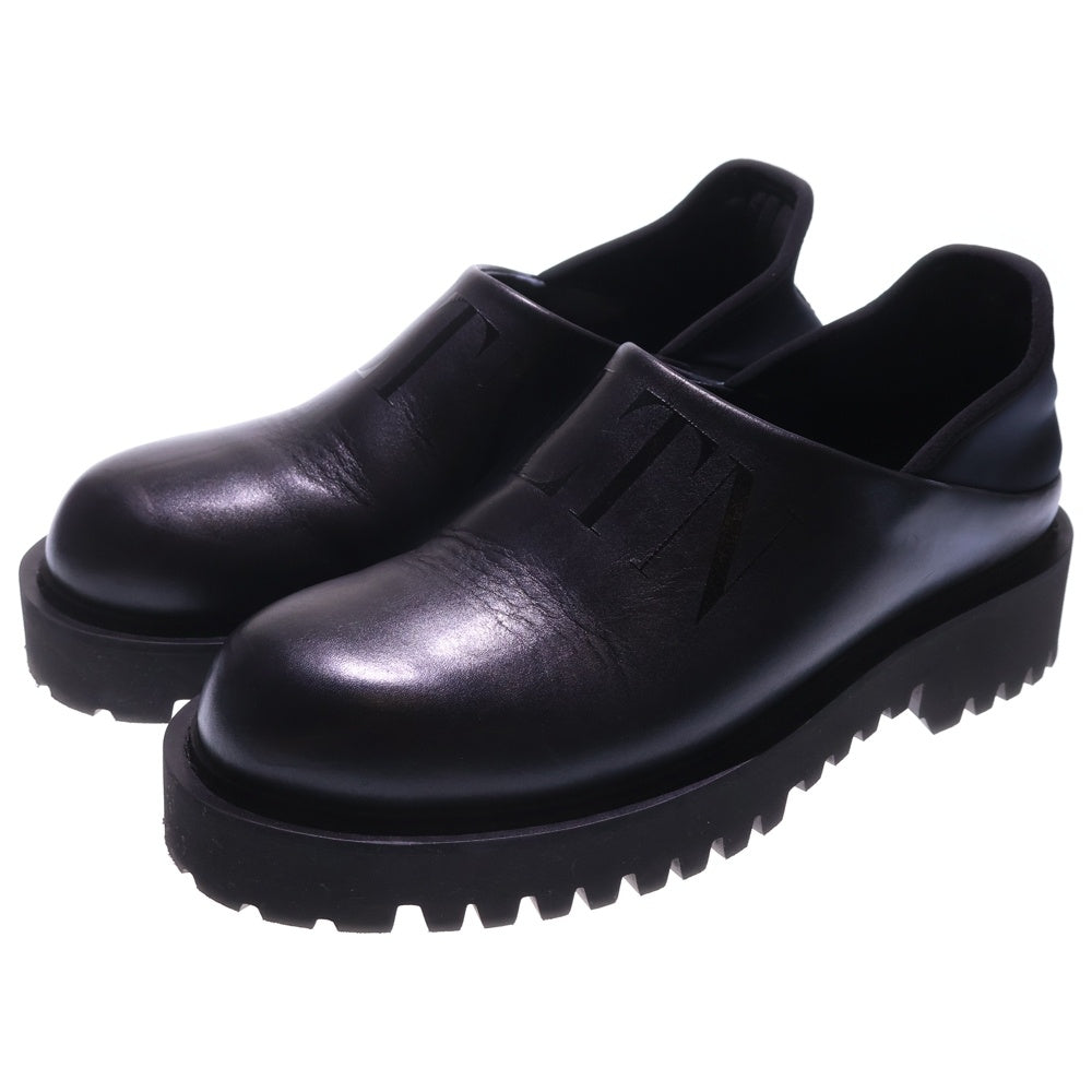 valentino garavan(ヴァレンティノガラヴァーニ) VLTNロゴ レザー スリッポン シューズ ブラック VY2S0E05