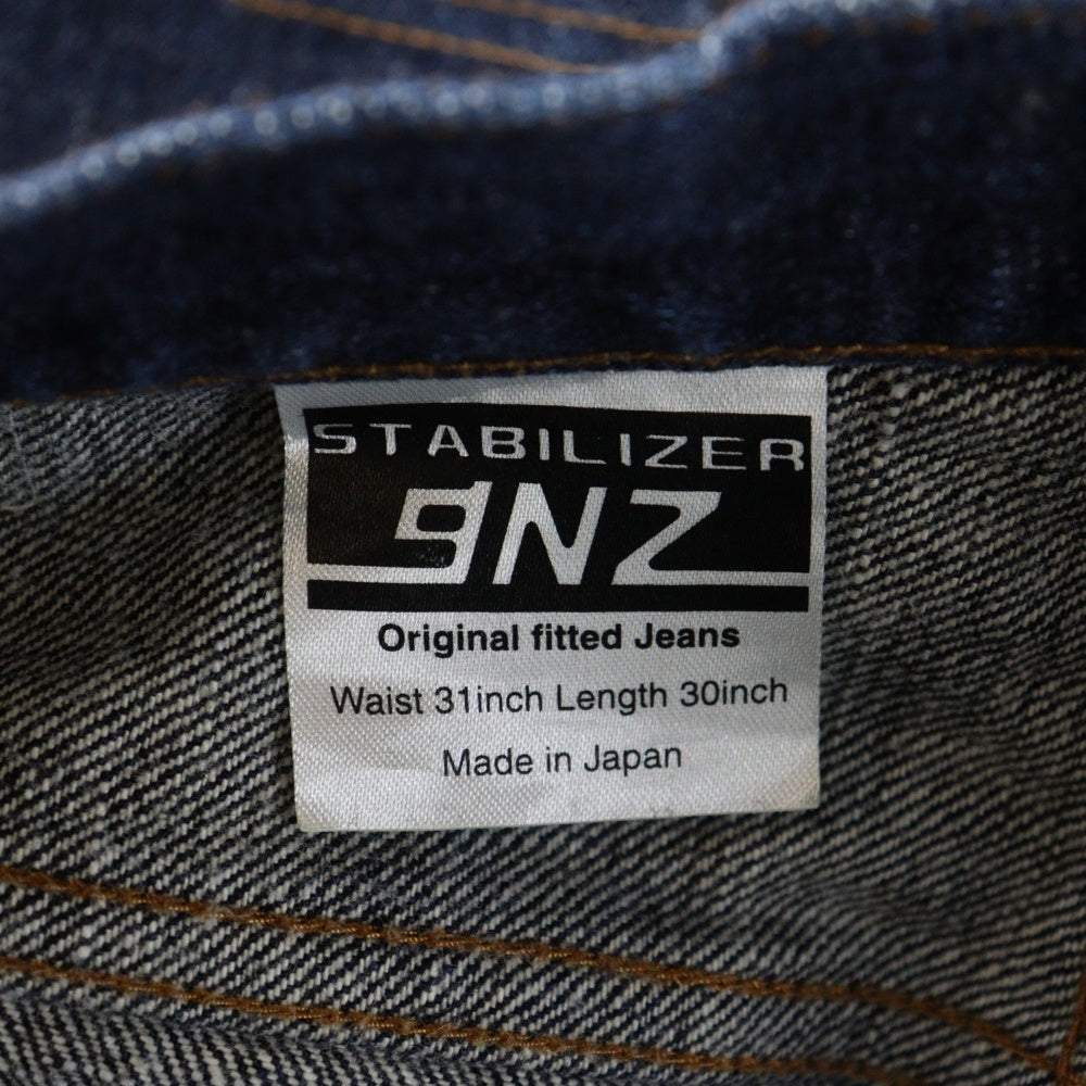 STABILIZER GNZ(スタビライザージーンズ) イエローステッチ ロゴデザインボタン マルチポケット ジップアップ デニムパンツ インディゴ O-11