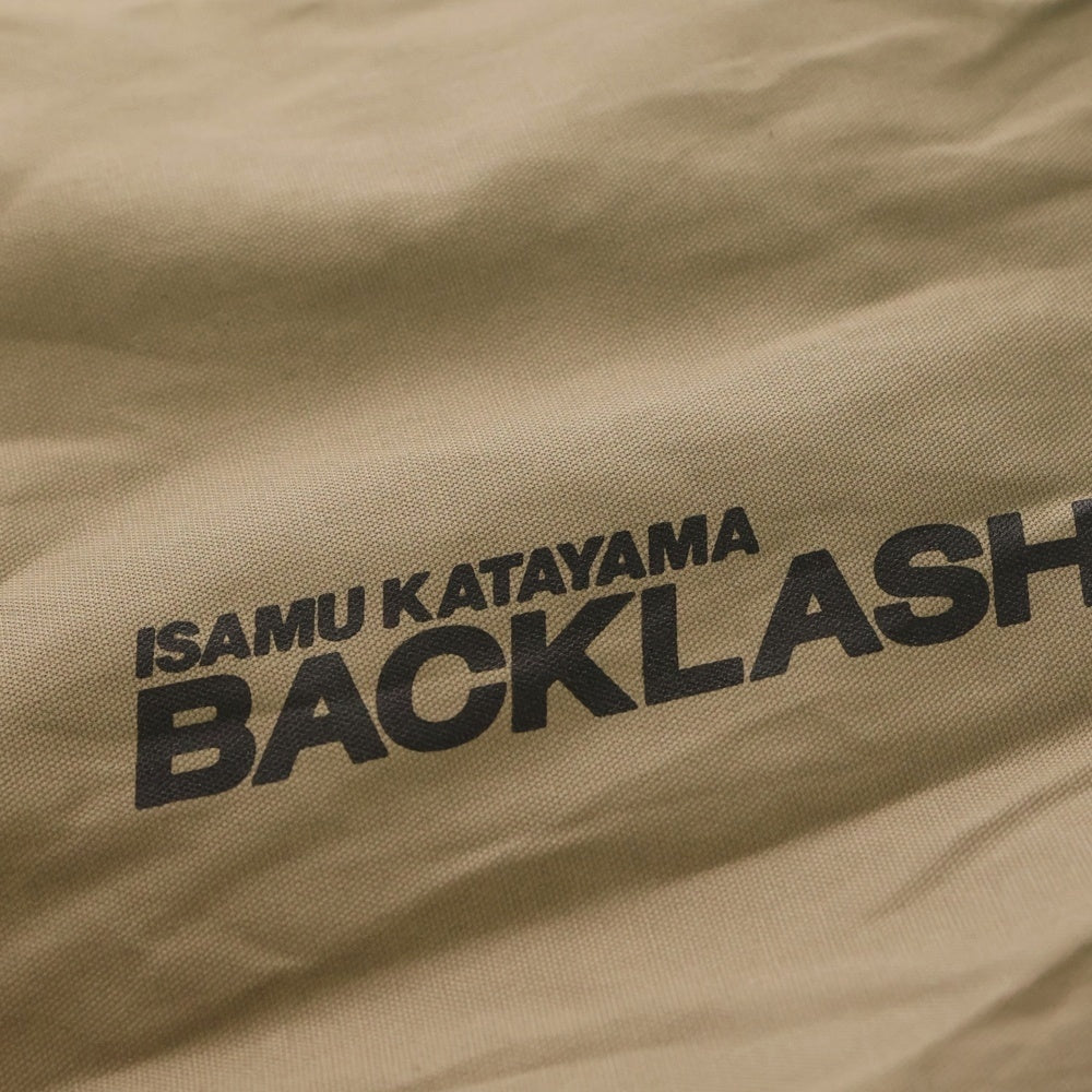ISAMU KATAYAMA BACKLASH(イサムカタヤマバックラッシュ) ロゴプリント ラージ トートバッグ ベージュ