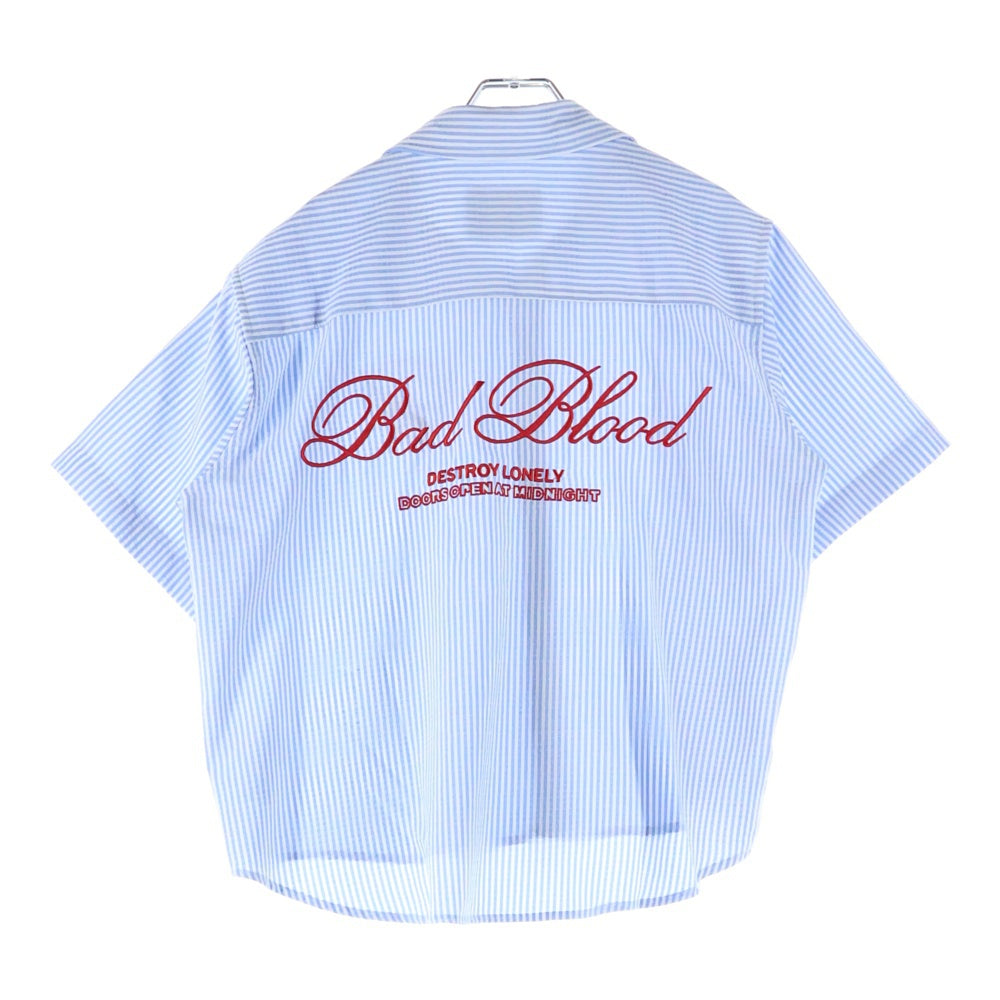 NO BRAND(ノーブランド) BADBLOOD バッドブラッド フロント刺繍 ナイロンストレッチ ストライプ柄 半袖シャツ ホワイト/ブルー