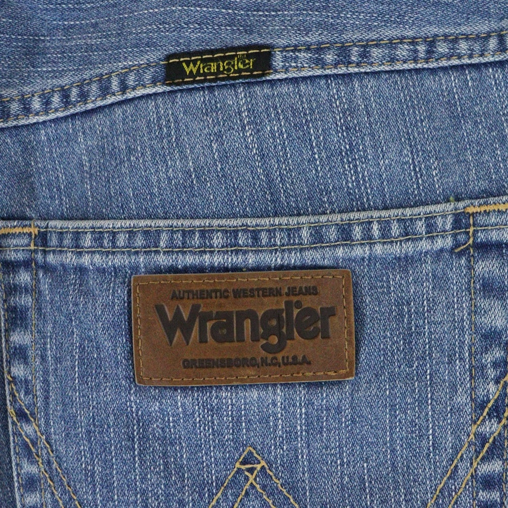 Wrangler(ラングラー) ブラウンロゴパッチ ボタンフライ ストレートデニムパンツ インディゴブルー W0383