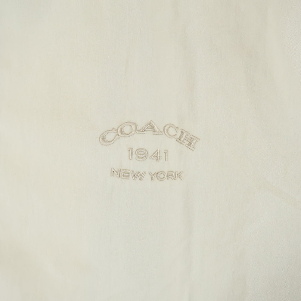 COACH(コーチ) 胸エンブロイダリーデザイン ダブルポケット ジップアップ フーデッド ナイロンジャケット ベージュ