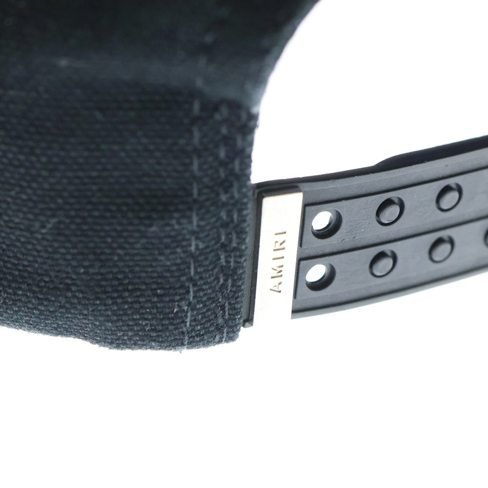 AMIRI(アミリ) ロゴエンブロイダリー シックスパネル スナップバックキャップ 帽子 ブラック/グレー