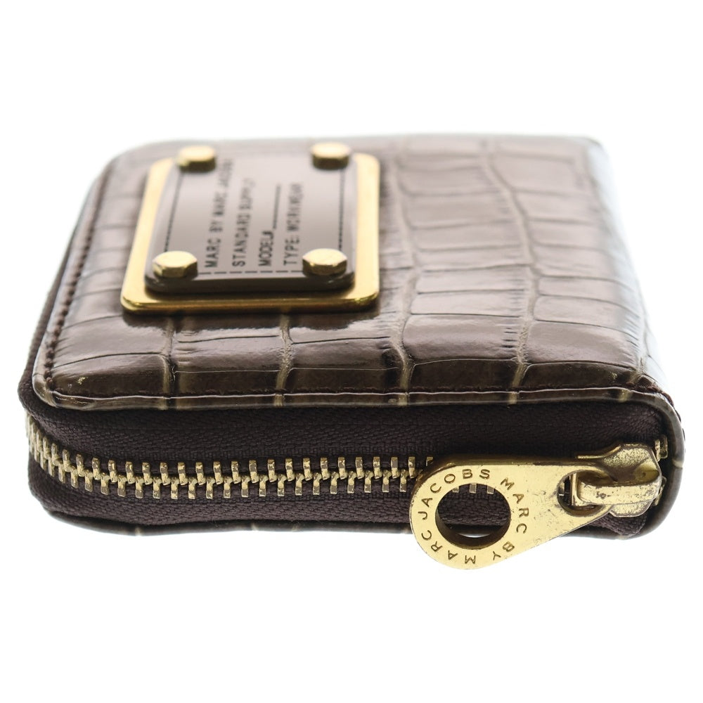 MARC BY MARC JACOBS(マーク バイ マーク ジェイコブス) フロントロゴデザインプレート フェイクスキン ミニウォレット 財布 ブラウン