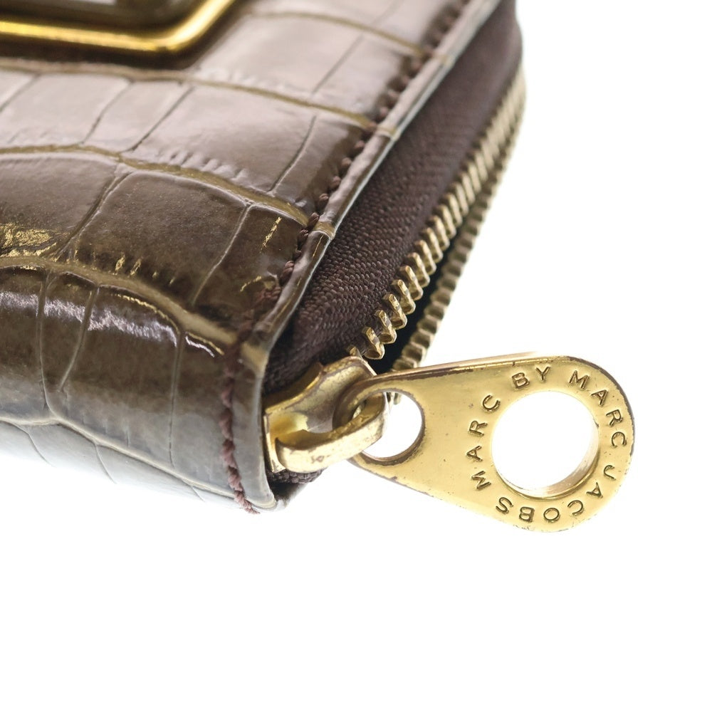 MARC BY MARC JACOBS(マーク バイ マーク ジェイコブス) フロントロゴデザインプレート フェイクスキン ミニウォレット 財布 ブラウン