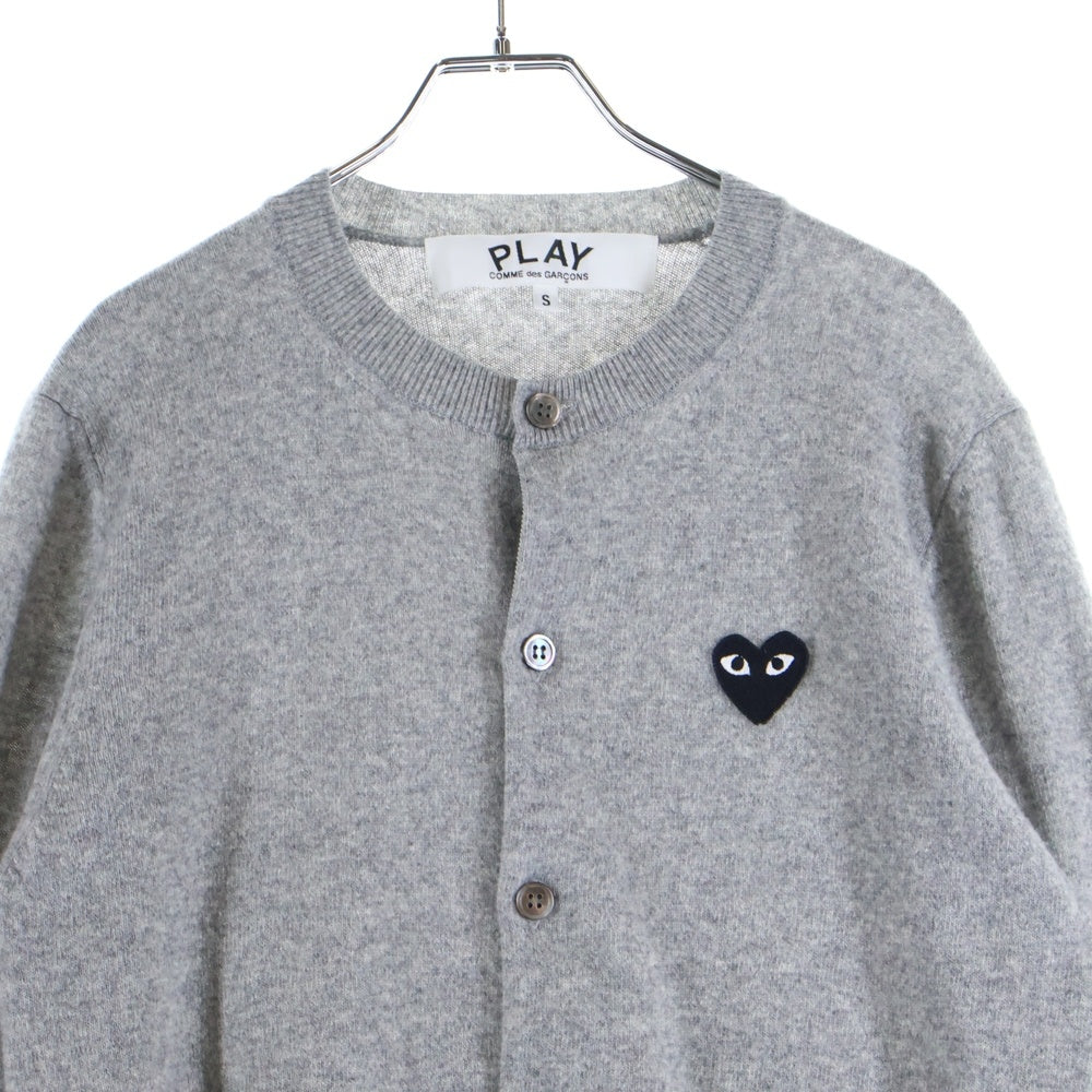 PLAY COMME des GARCONS(プレイコムデギャルソン) AD2024 ハート ワッペン ロゴ ウール ニット カーディガン レディース グレー AX‐N023