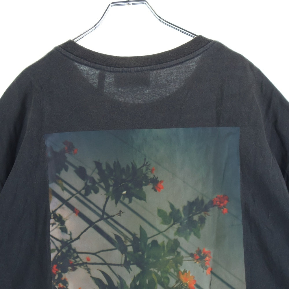 ESSENTIALS FEAR OF GOD(エッセンシャル フィアオブゴッド) バックフローラルフォトプリント 胸ロゴデザイン クルーネック カットソー 半袖Tシャツ ブラック