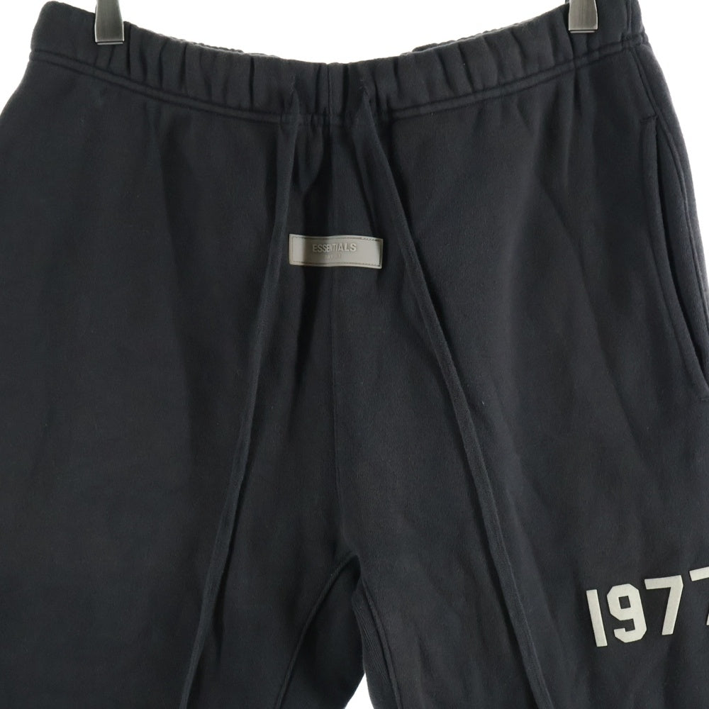 ESSENTIALS FEAR OF GOD(エッセンシャル フィアオブゴッド) 1977 フロントロゴデザイン マルチポケット ドローストリング スウェットパンツ ブラック