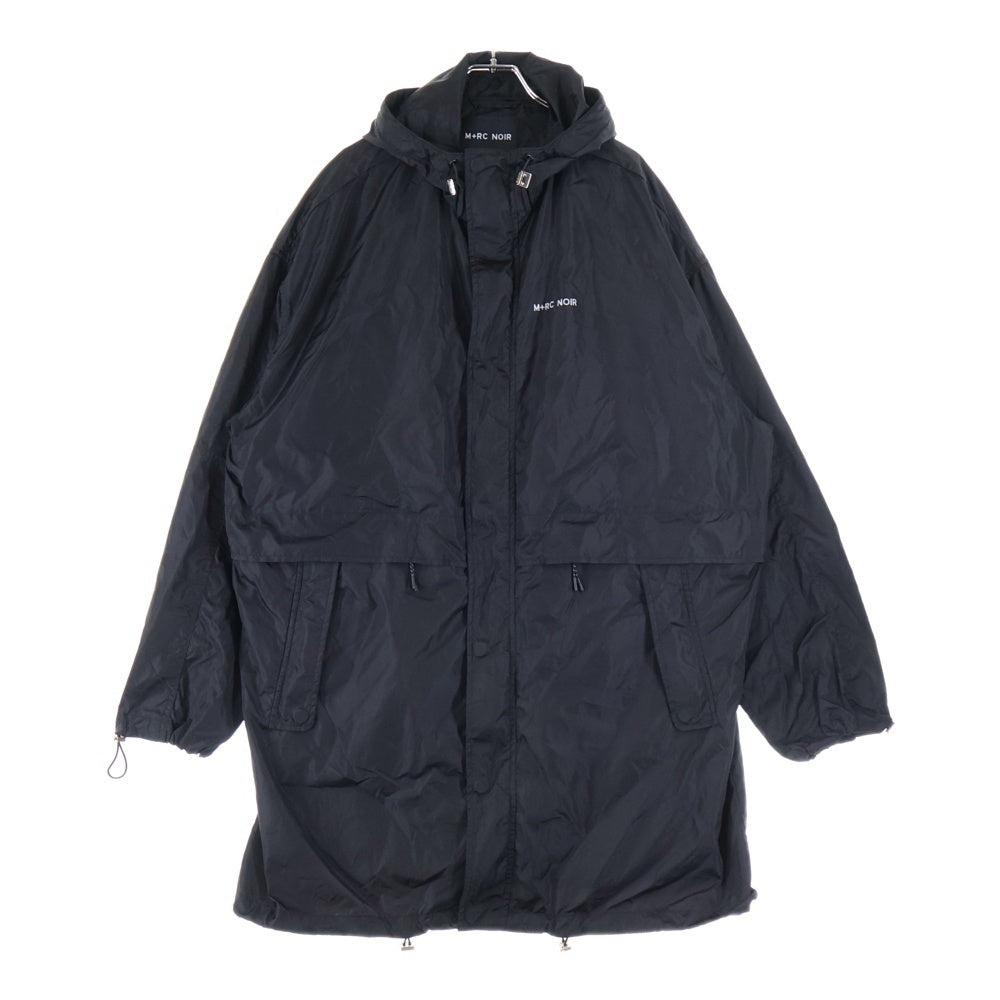 M+RC NOIR(マルシェノア) ロゴプリント ポリエステル フーデッド ロングコート ブラック