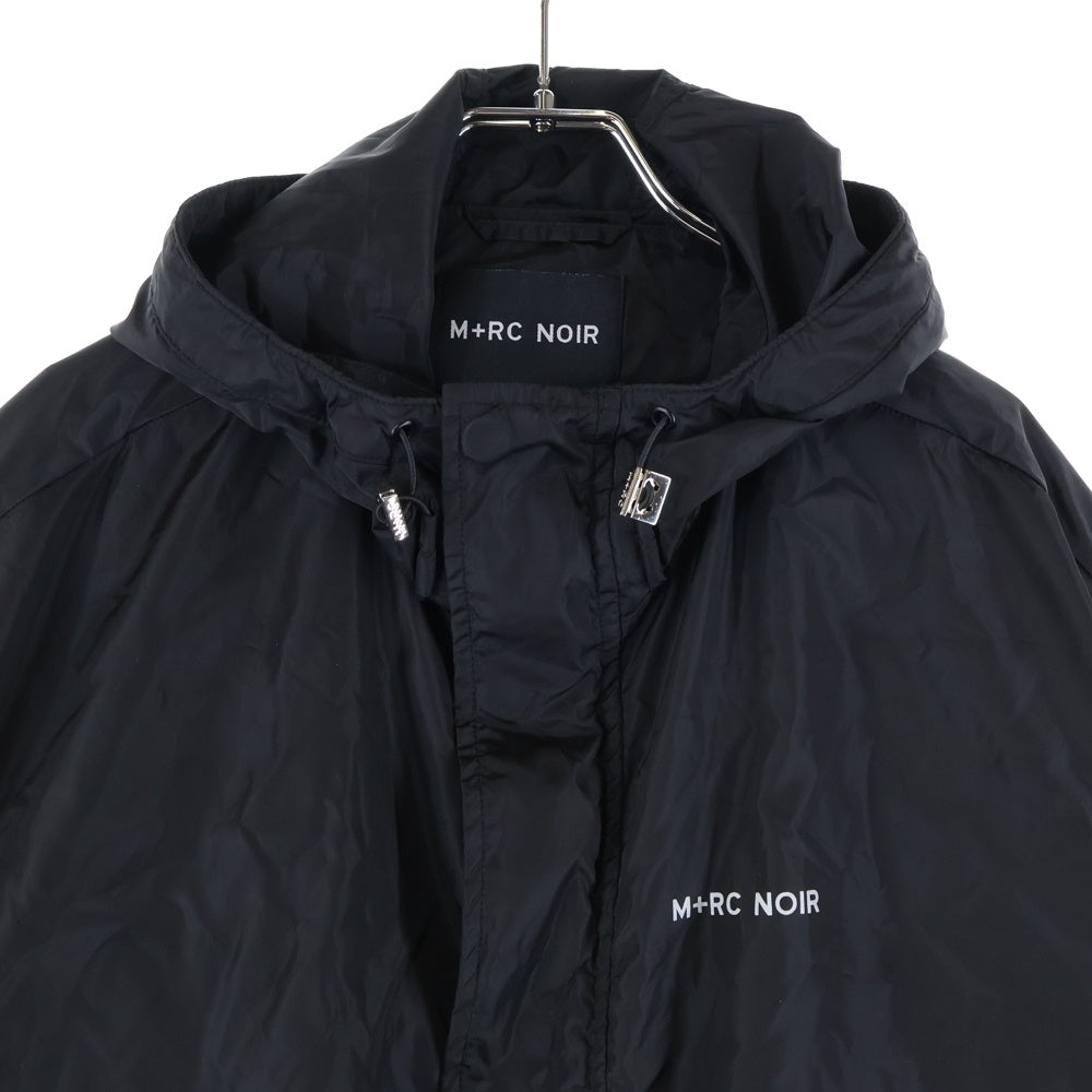 M+RC NOIR(マルシェノア) ロゴプリント ポリエステル フーデッド ロングコート ブラック