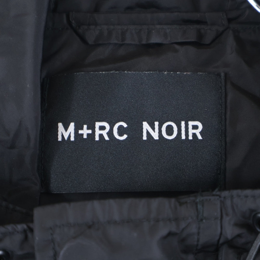 M+RC NOIR(マルシェノア) ロゴプリント ポリエステル フーデッド ロングコート ブラック