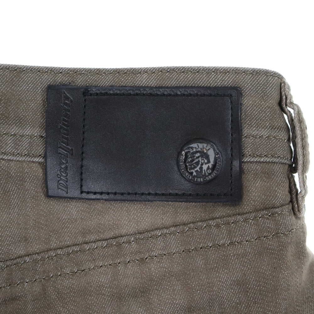 DIESEL(ディーゼル) BUSTER ロゴレザーパッチ ボタンフライ スリムフィットパンツ ブラウン 01043