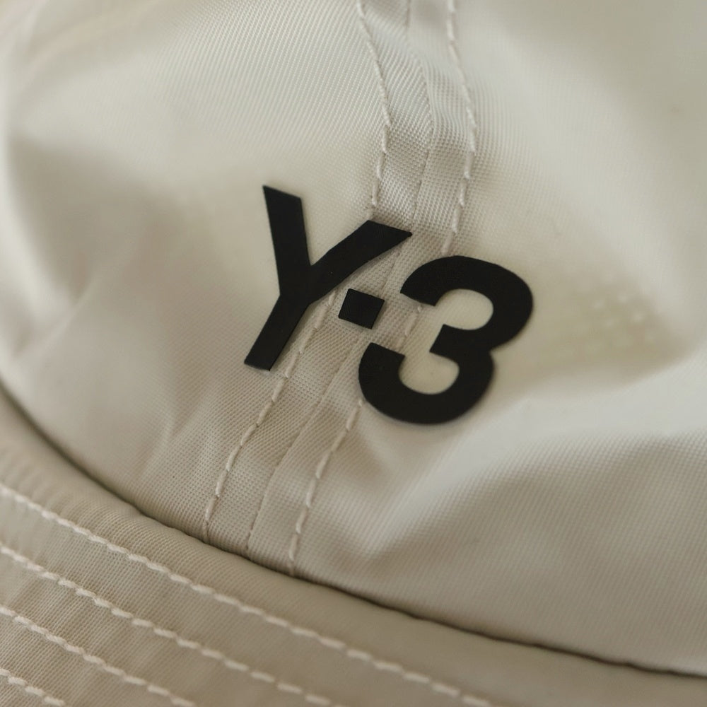 Y-3(ワイスリー) STRAPS HAT TALC ストラップス タルク ロゴデザイン つば付き バケットハット キャップ 帽子 ホワイト JM9063