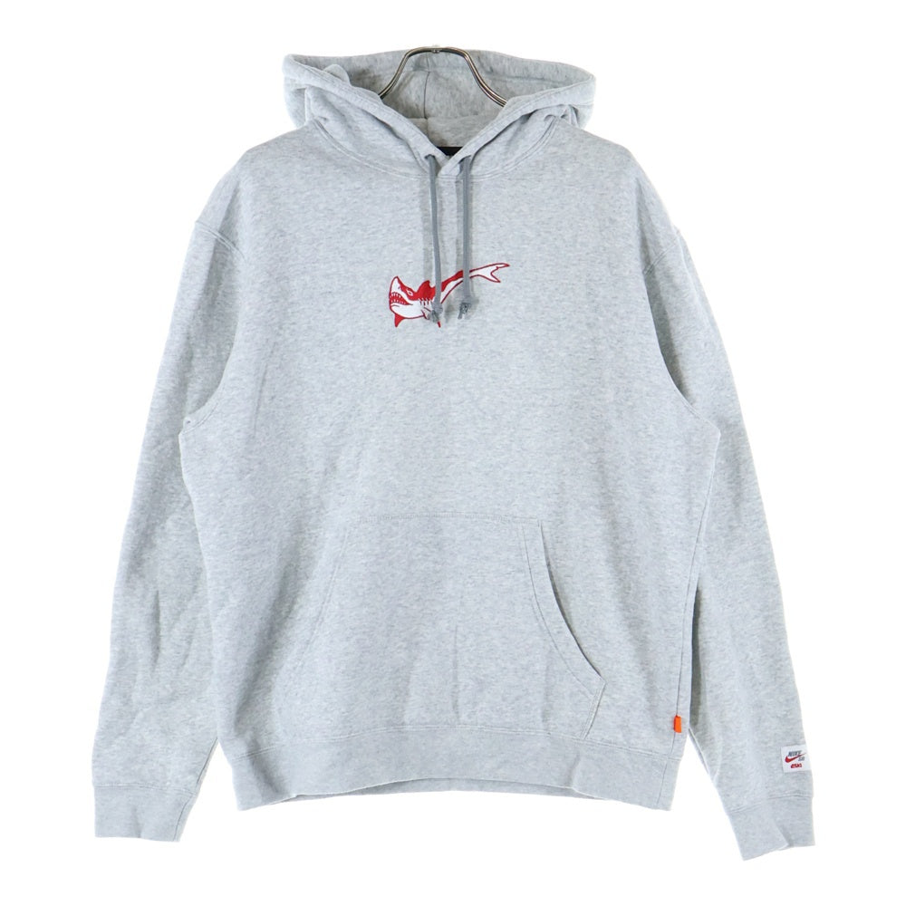 NIKE SB(ナイキエスビー) OSKI FLEECE SKATE PULLOVER HOODED SWEATSHIRT フロント刺繍デザイン スウェット プルオーバーパーカー グレー DJ3680-050