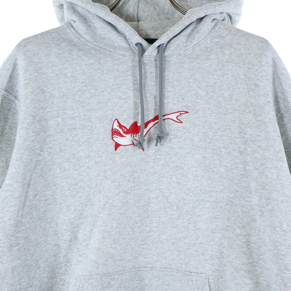 NIKE SB(ナイキエスビー) OSKI FLEECE SKATE PULLOVER HOODED SWEATSHIRT フロント刺繍デザイン スウェット プルオーバーパーカー グレー DJ3680-050