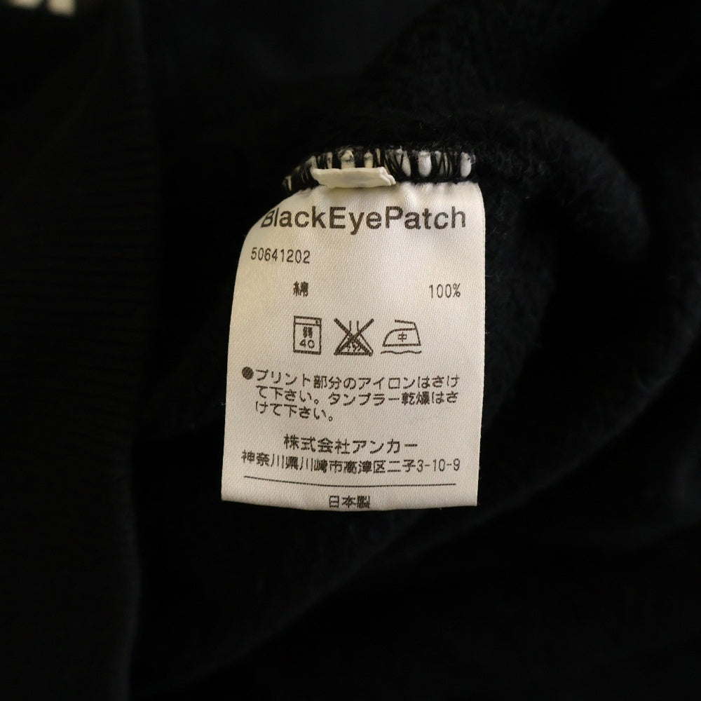 THE BLACK EYE PATCH(ブラックアイパッチ) 胸ロゴデザイン カンガルーポケット フーデッド スウェット パーカー ブラック 50641202