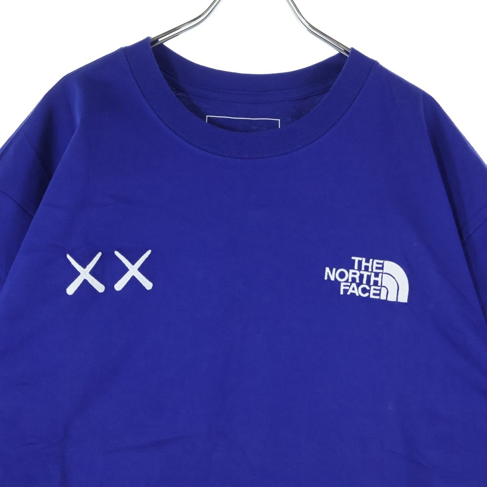THE NORTH FACE(ザノースフェイス) ×KAWS S/S TEE カウズ フロントロゴ刺繍 Tシャツ 半袖クルーネックカットソー ブルー