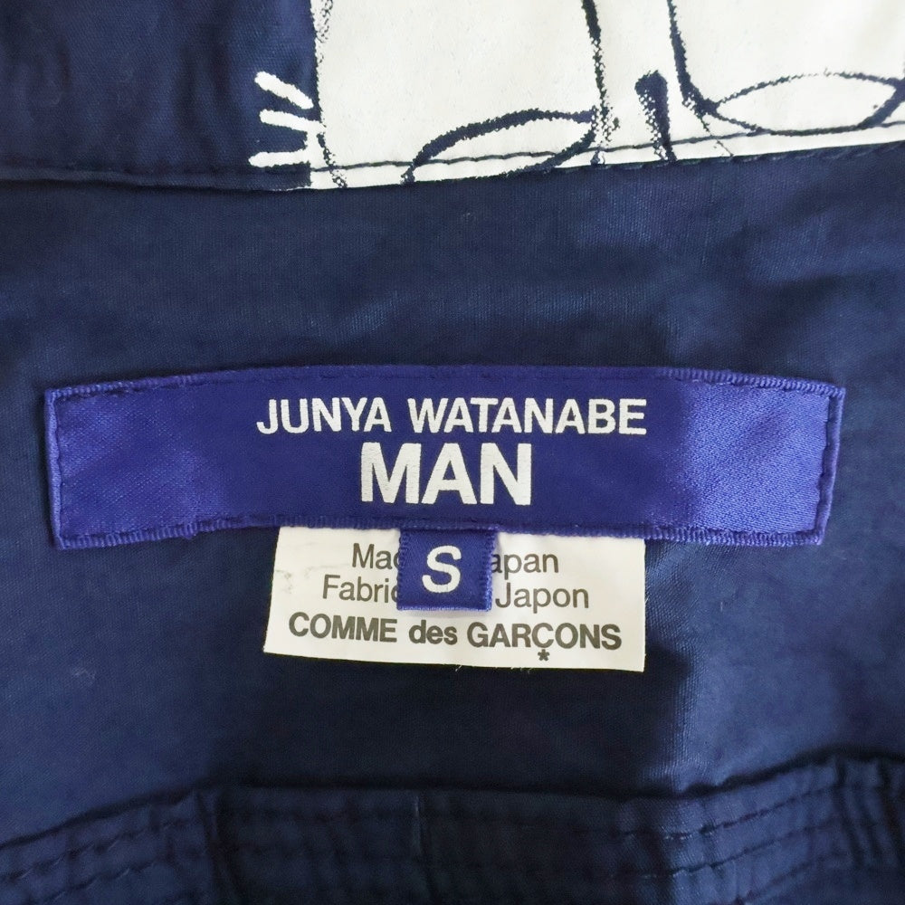 COMME des GARCONS JUNYA WATANABE MAN(コムデギャルソンジュンヤワタナベマン) 23SS AD2022 ×Jean-Michel Basquiat バスキア グラフィティ総柄 長袖シャツ ネイビー WK-B010