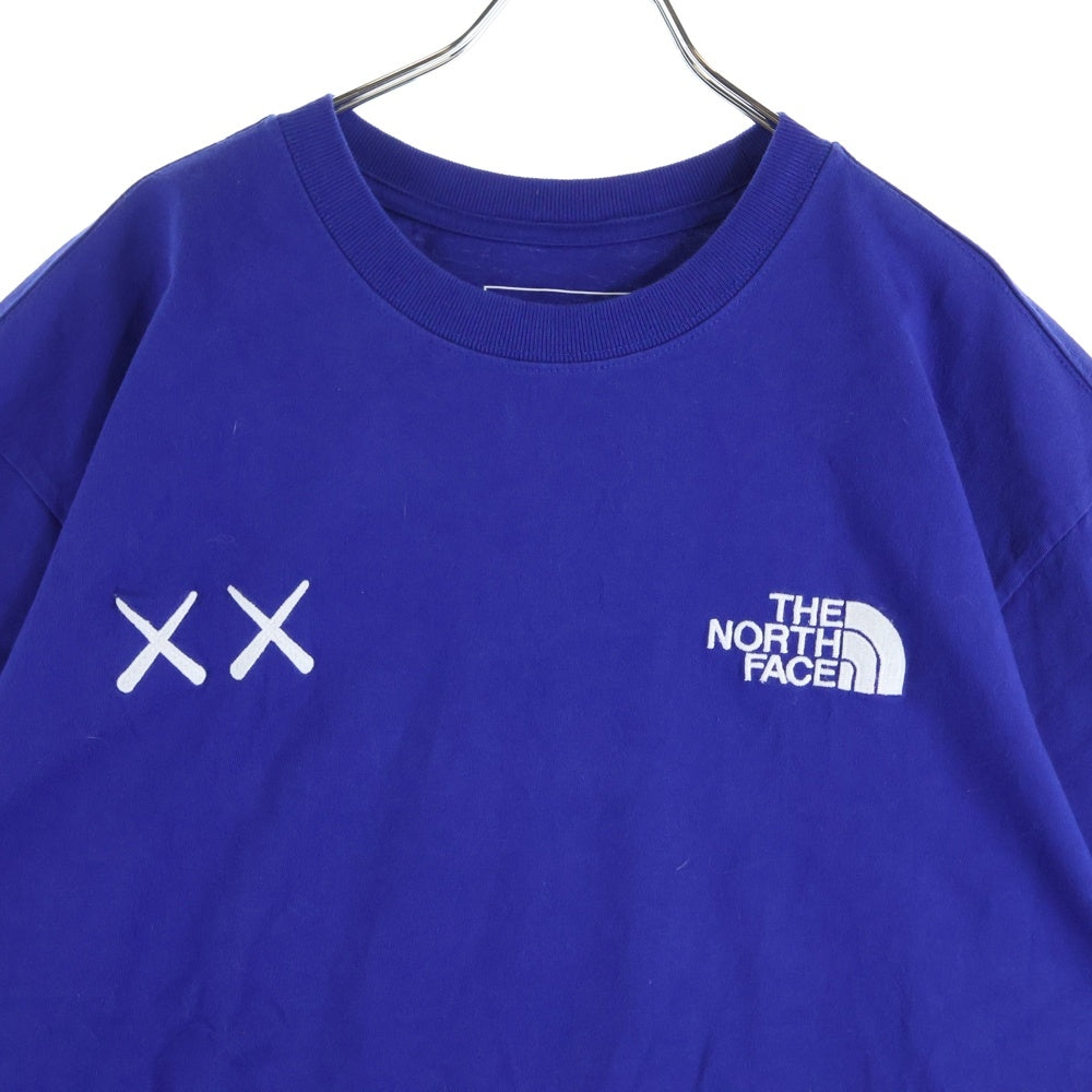THE NORTH FACE(ザノースフェイス) ×KAWS TEE カウズ ロゴエンブロイダリー クルーネック 半袖Tシャツ カットソー ブルー 5200187090