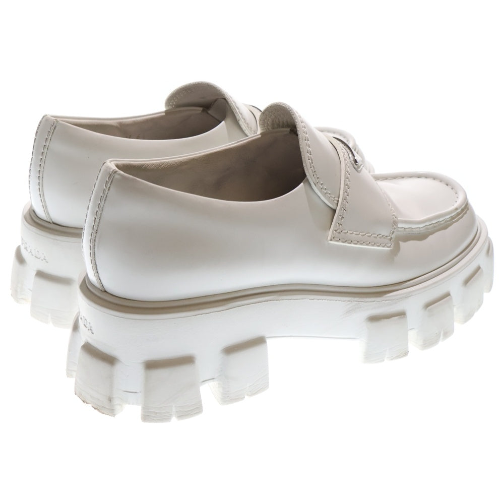 PRADA(プラダ) Monolith Pointy Brushed Leather Loafers モノリス トライアングルロゴ 三角プレート ブラッシュドレザー ローファー ホワイト 2DE129